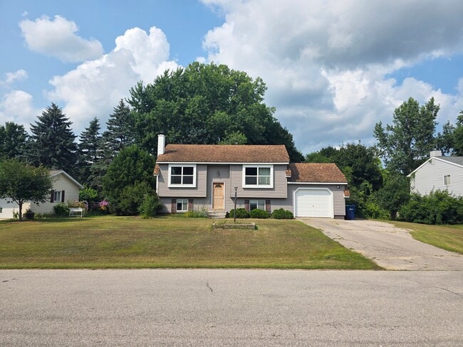 Building Photo - 4900 Thornapple Ln