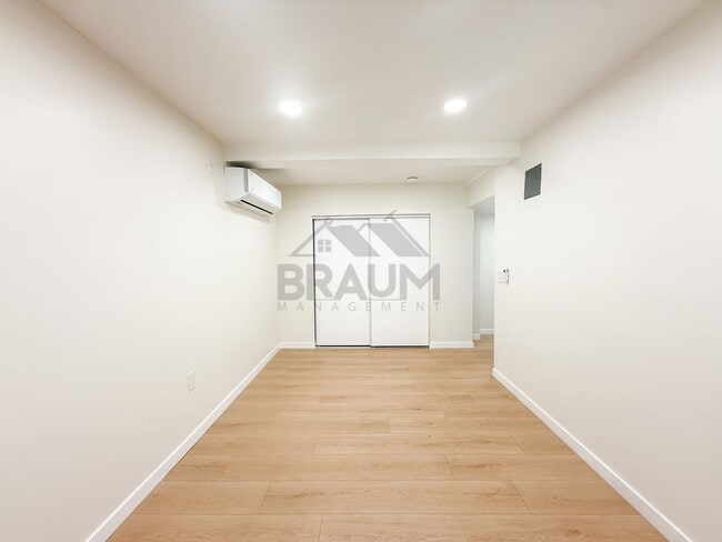 Photo - 15634 Leadwell St Unidad 13