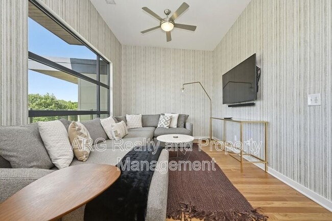 Photo - 472 Martin St SE