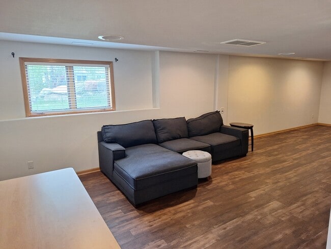 Photo - 412 Lone Pine Way