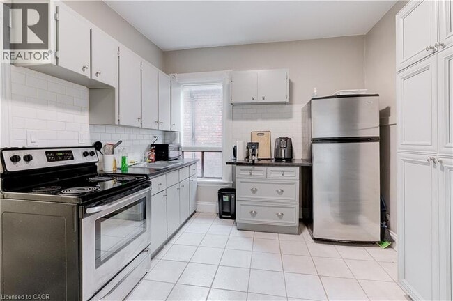 Photo - 285 Hess St S