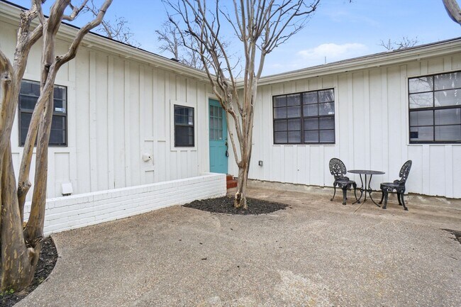 Building Photo - Gorgeous Two Bedroom, Two Bathroom Duplex in West Fort Worth