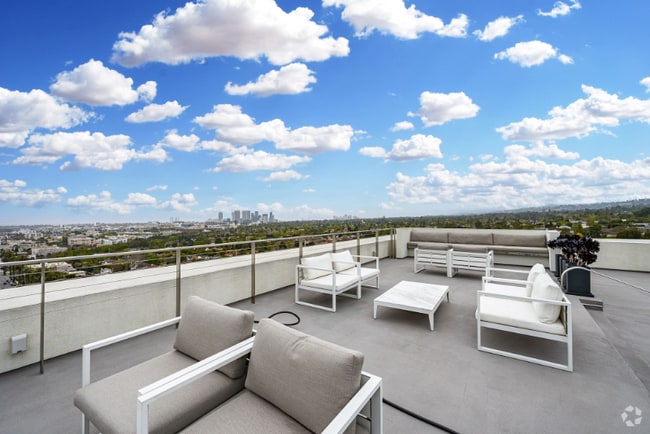 Building Photo - 838 N Doheny Dr Rental