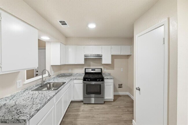 Photo - 2204 Donahue Ln