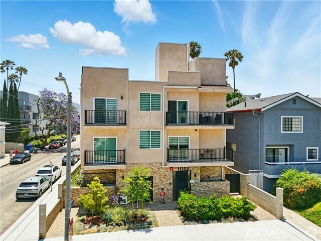 Building Photo - 11302 Morrison St Unit 204 Rental