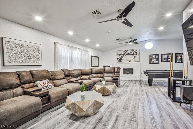 Building Photo - 1505 Hialeah Dr