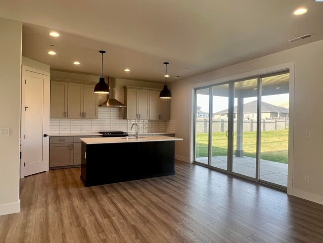 Photo - West Vinyard Estates 3 br plus den 4 car