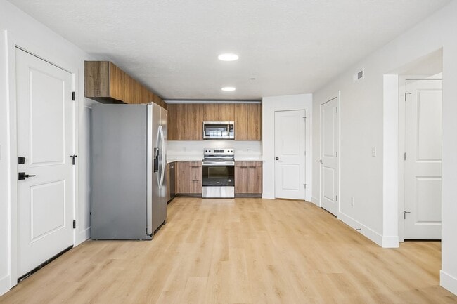 989 E Ella Ln