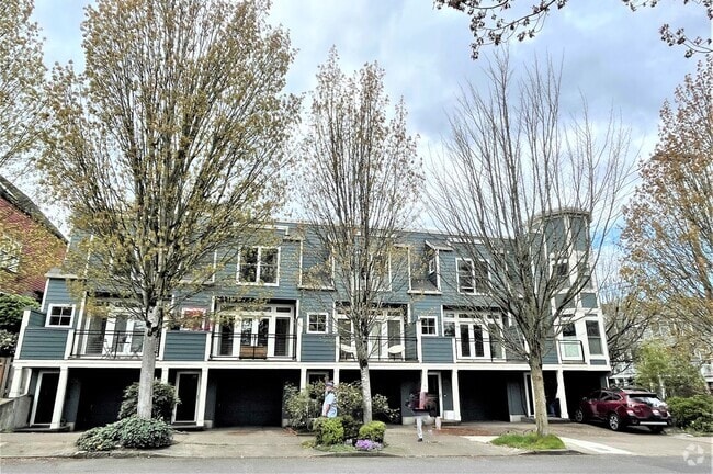 Building Photo - NW townhouse with double Master Suites, pa...