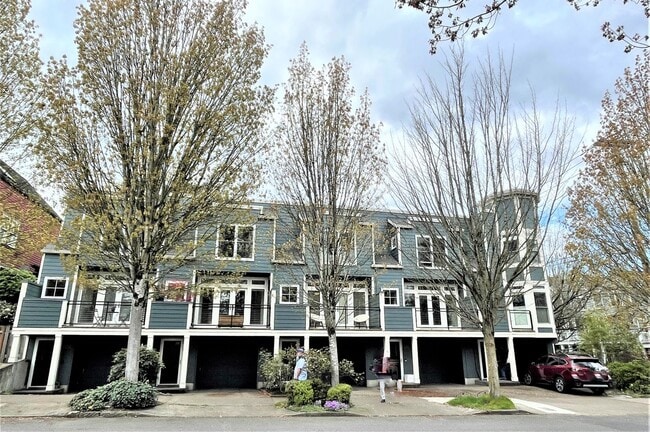 Building Photo - NW townhouse with double Master Suites, pa...