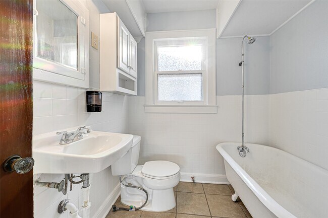 Photo - 1707 Sidney St