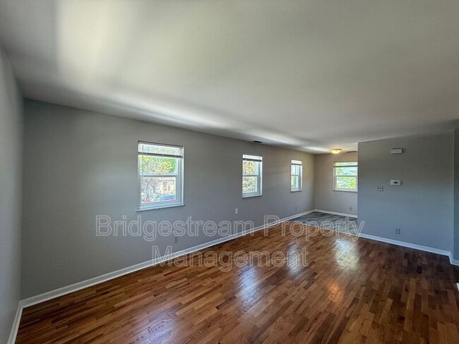 Photo - 92 W Franklin St