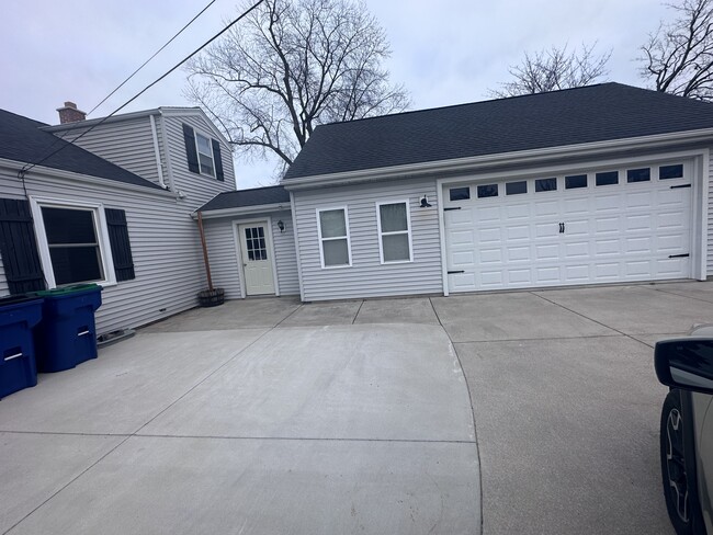 Photo - 213 E Douglas St