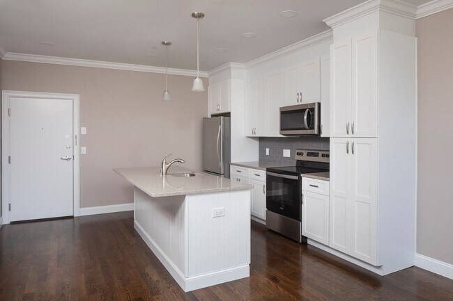 Photo - North Washington Square @ Hickory: In-Unit Washer & Dryer, Cold Water, Fitness Center, Sauna, Bar...