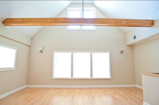 Photo - 3255 N Oakland Ave