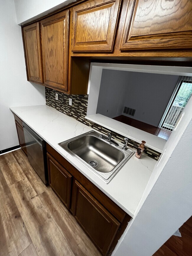 Kitchen - 1914 Ravens Crest Dr