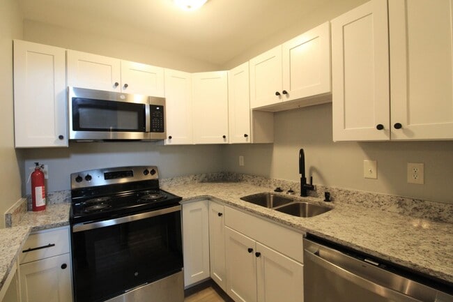 Building Photo - 1320 Bradley Dr