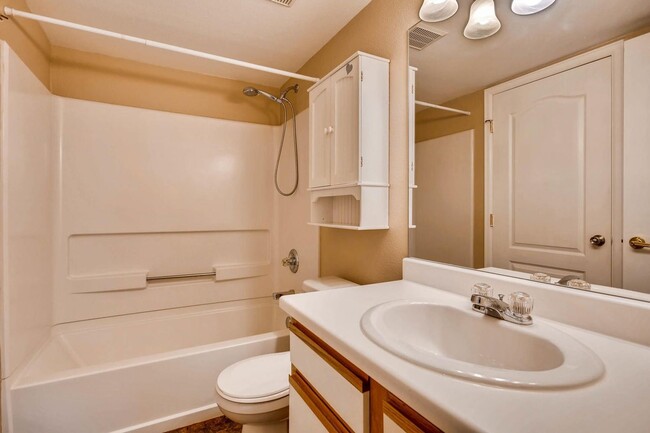 Heat included! 1 car garage! Vaulted Cei... - Heat included!  1 car garage!  Vaulted Cei... House