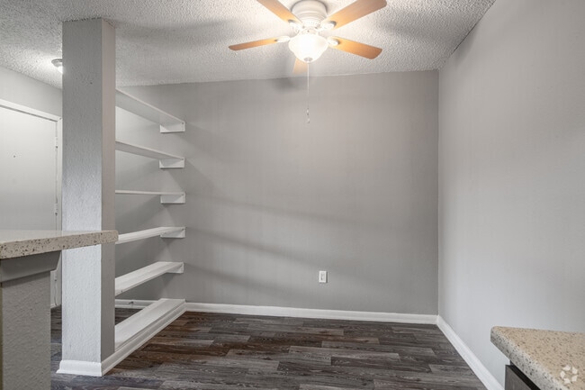 2BR, 2BA - 834SF