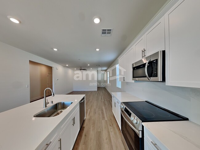 Photo - 826 English Primrose St