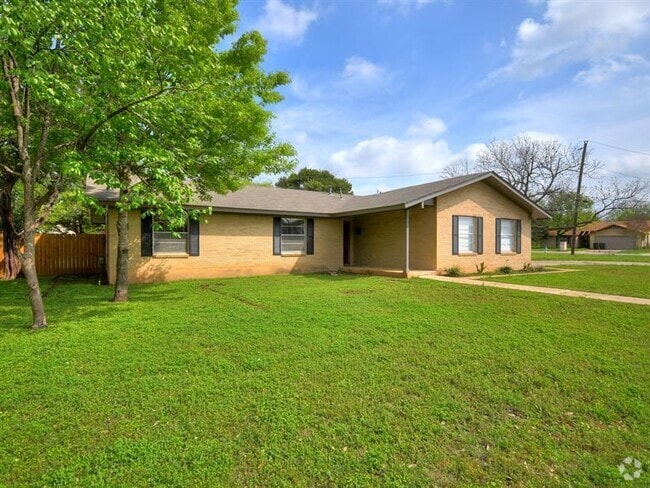 Building Photo - "Charming 3-Bedroom Retreat with 2 Baths i... Rental