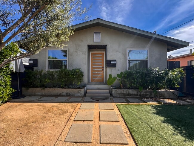 Building Photo - 958 Camulos St