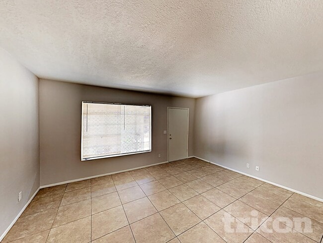 Photo - 667 W Ivanhoe St