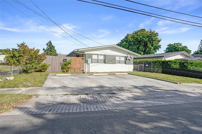 Building Photo - 29 SW 8th Ave Unit 1