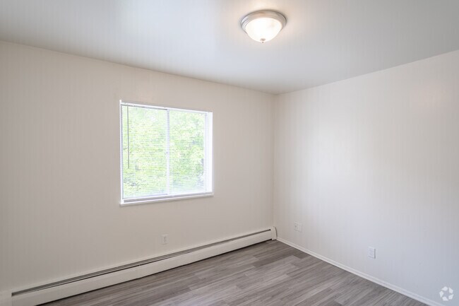 2BR, 1BA - 987 SF