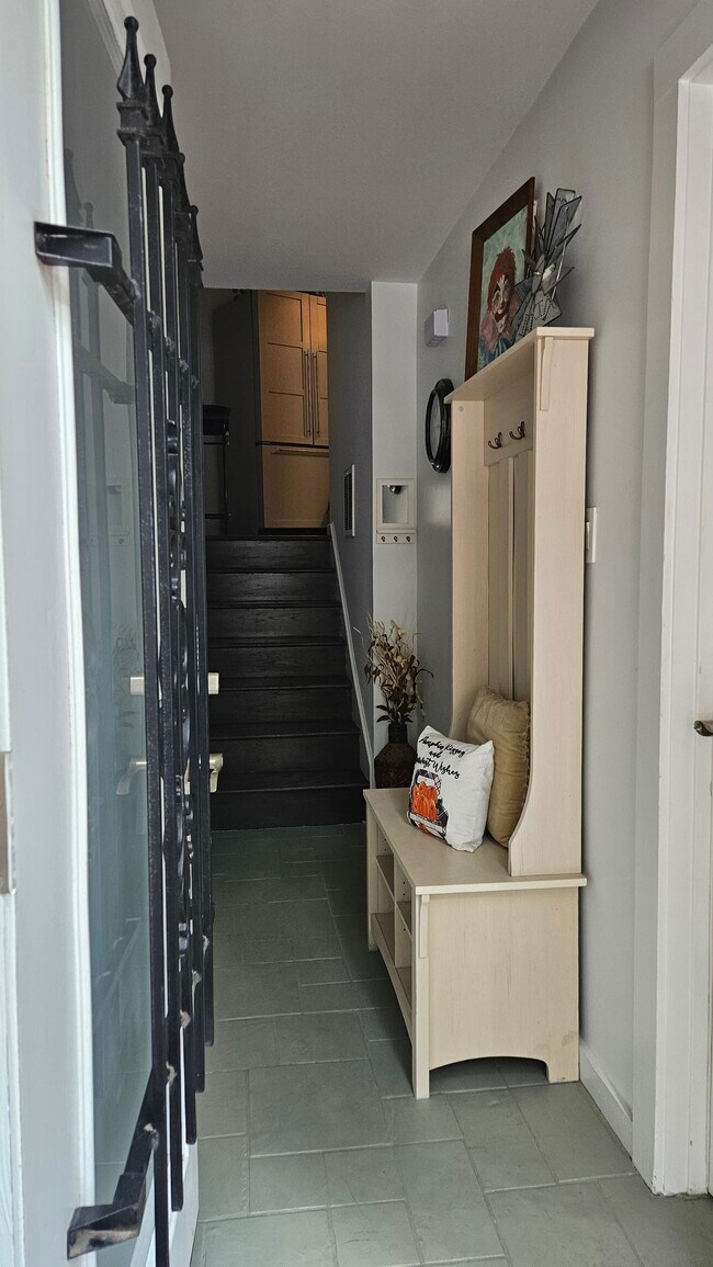 Photo - 415 W 7th St