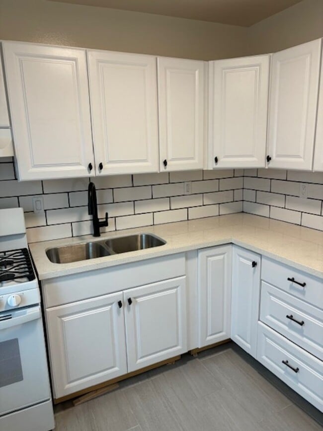 Building Photo - Renovated Studio Apartment for Lease in Va... Unit 110