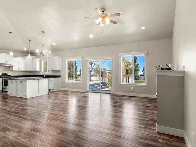 Photo - Spacious 5 Bed, 3 Bath Home with Mountain Views