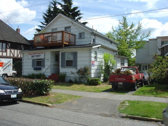 Building Photo - 709 NE 43rd St Unit 2