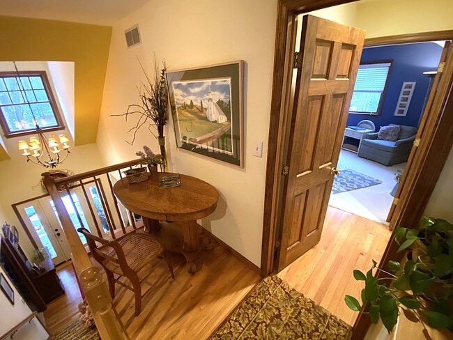 Top of Strs dble entry to BR - 19 Timber Ln