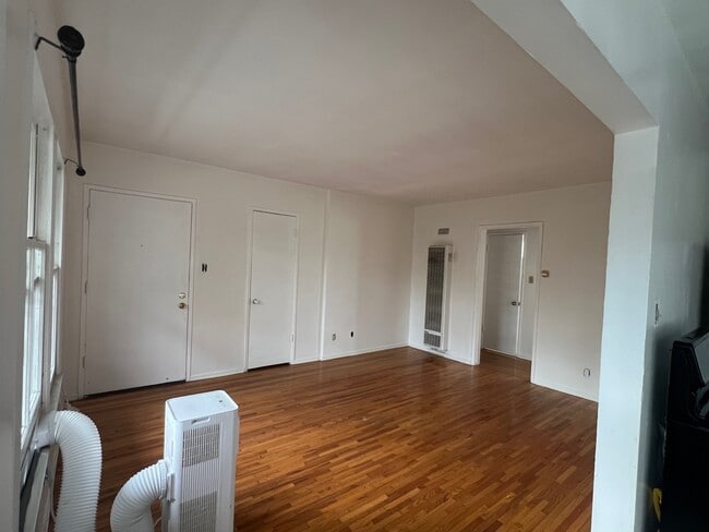 Photo - 873 N Hoover St Unidad 873 1-2