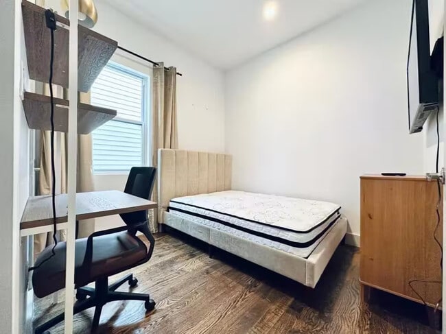 Photo - Furnished room/NOT APARTMENT Unit 2