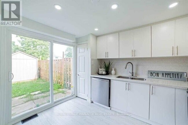 Photo - 733 Parkview Crescent