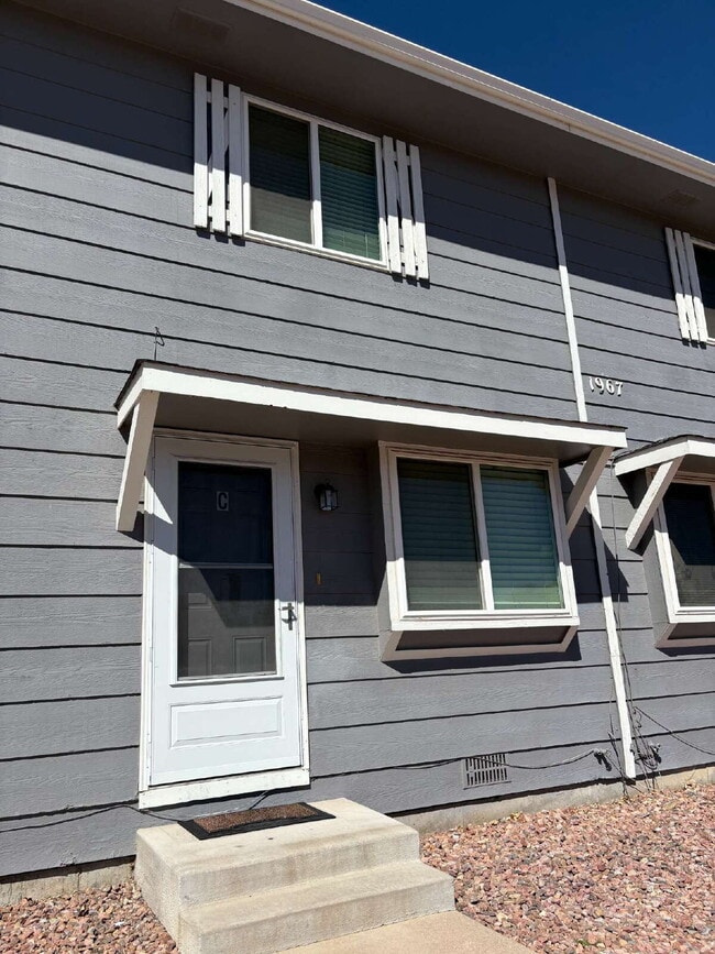 Building Photo - 2 bedroom townhouse - Mineola Unit C
