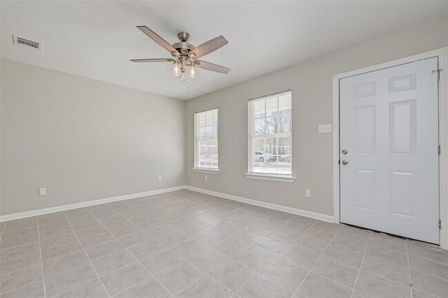 Photo - 912 W School St