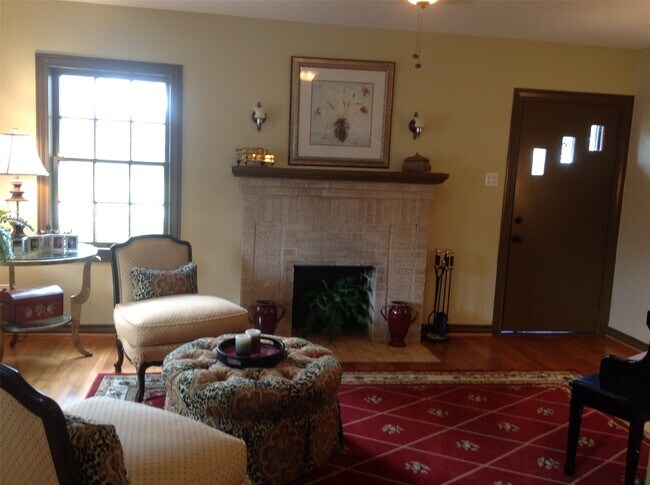 Photo - 704 Sue St House