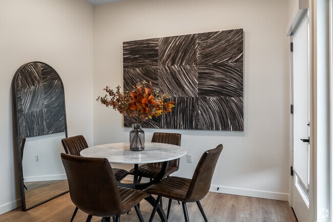 111 2 habitaciones, 2 baños, 973 pies cuadrados - Área de comedor