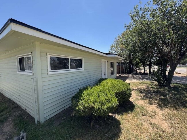 Building Photo - 904 E Stanford St