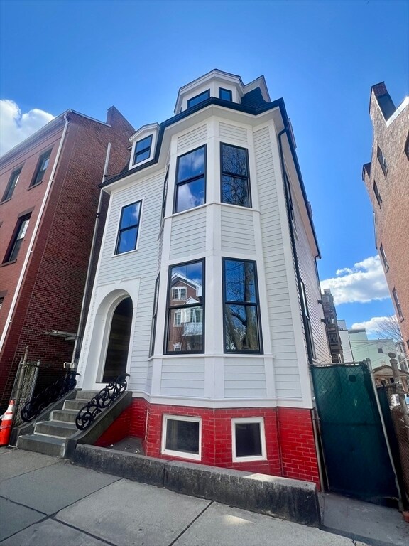 Building Photo - 395 W Fourth St Unit 1