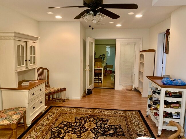 Sala de estar a la cocina - 13004 Grant Ct