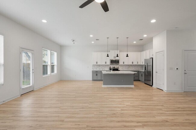 Photo - 15100 Forum Ave