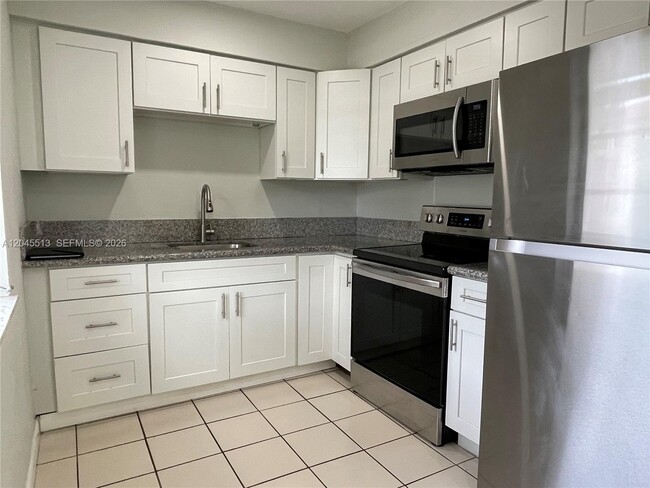 Photo - 325 SW 14th Ct Unit C