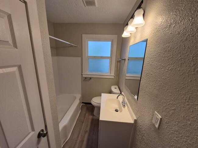 Photo - Newly Renovated Upstairs 2 Bedroom Apartment