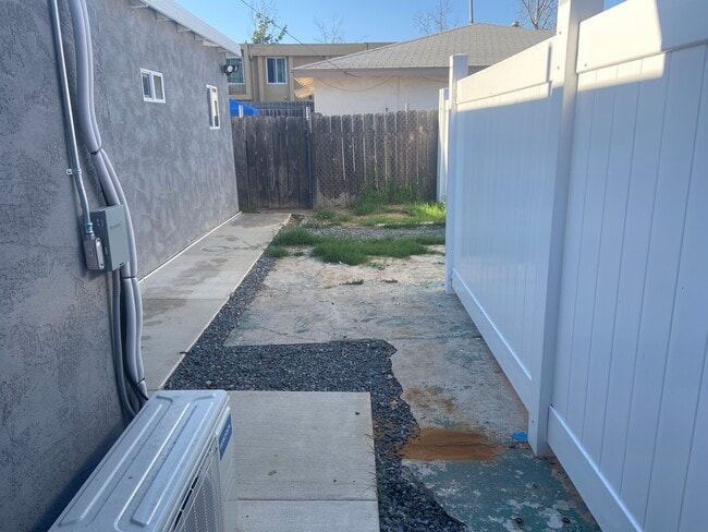 Photo - 7644 Church St