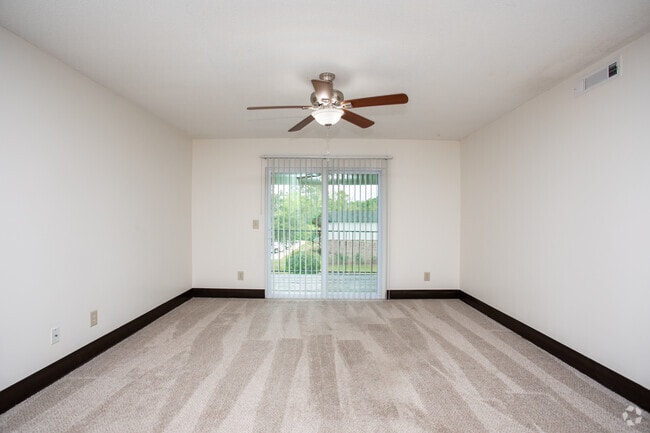 2BR, 1BA - 1,047 SF