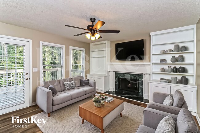 Photo - 3727 Lockerbie Ln